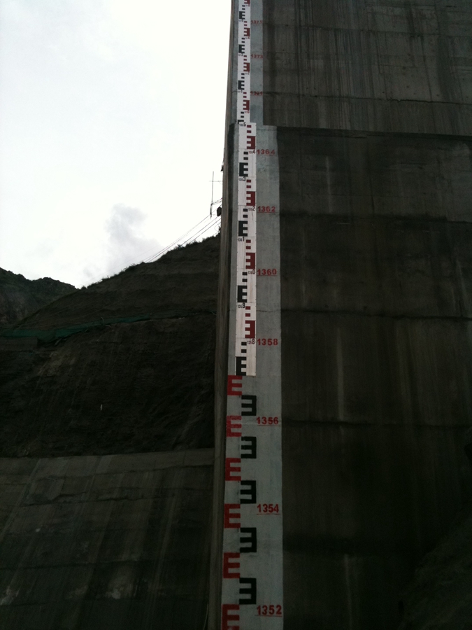 泸定水电站水尺现场使用图.jpg